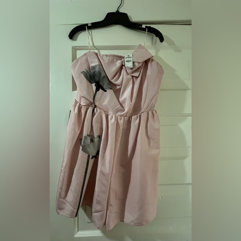 NWT Express Strapless Floral Knot Bow Romper
Pink Print 17